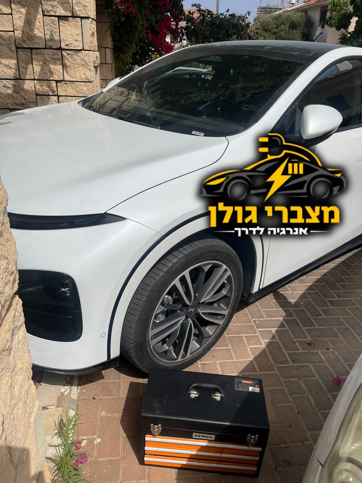 חיבור הדוק וקצוות נקיים – התקנת מצבר חדש