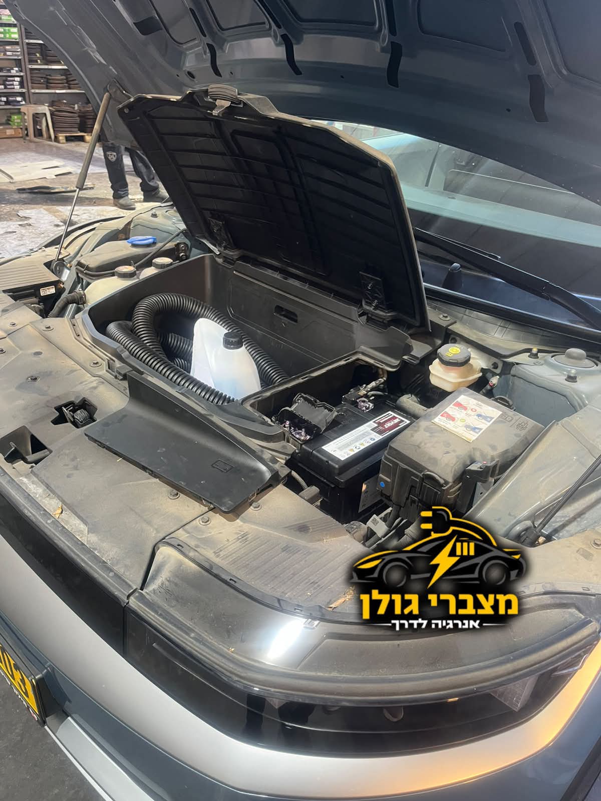 מצבר חדש מותקן ברכב במוסך
